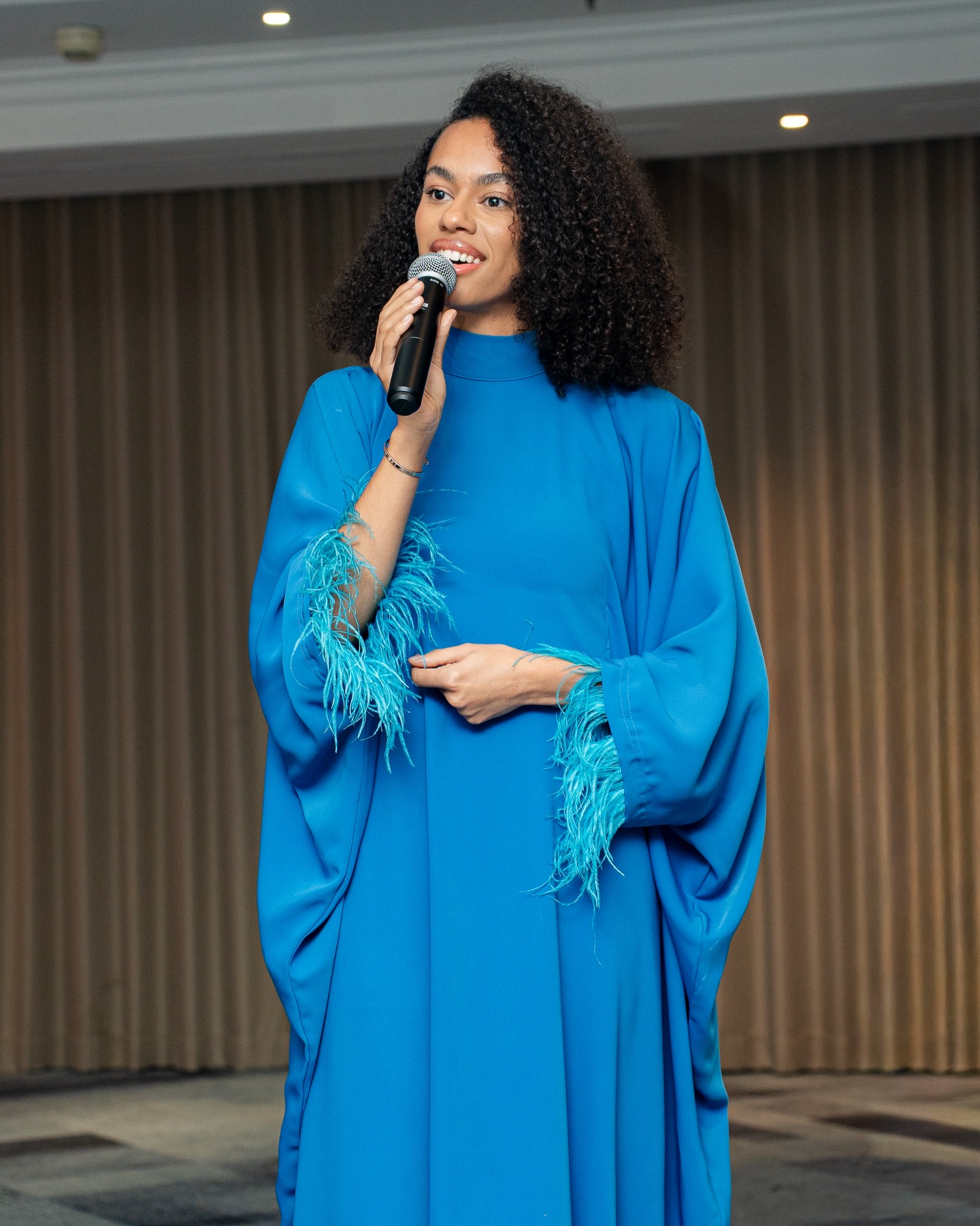 Chanteuse en robe bleue — performance live