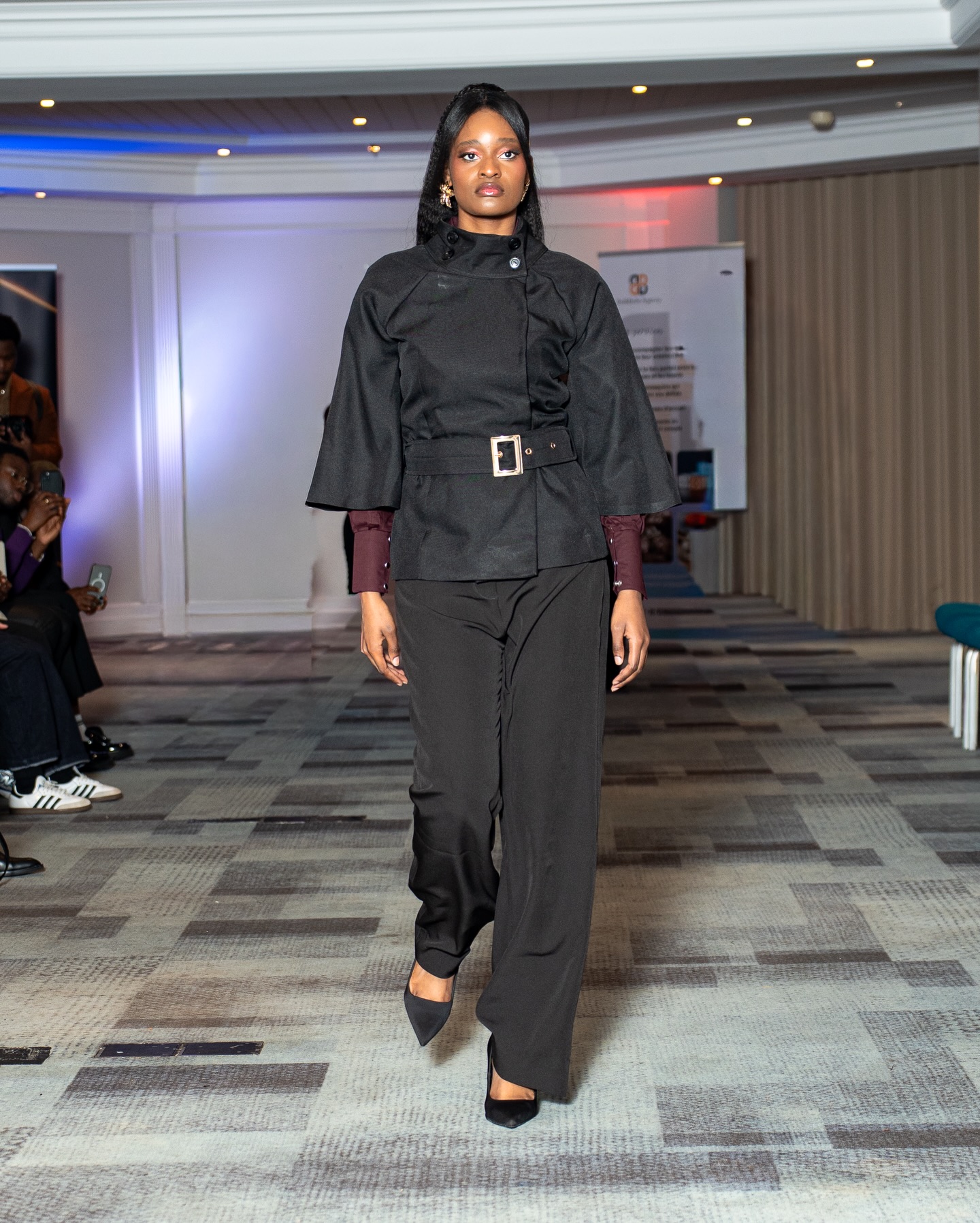 Mannequin femme en total look noir